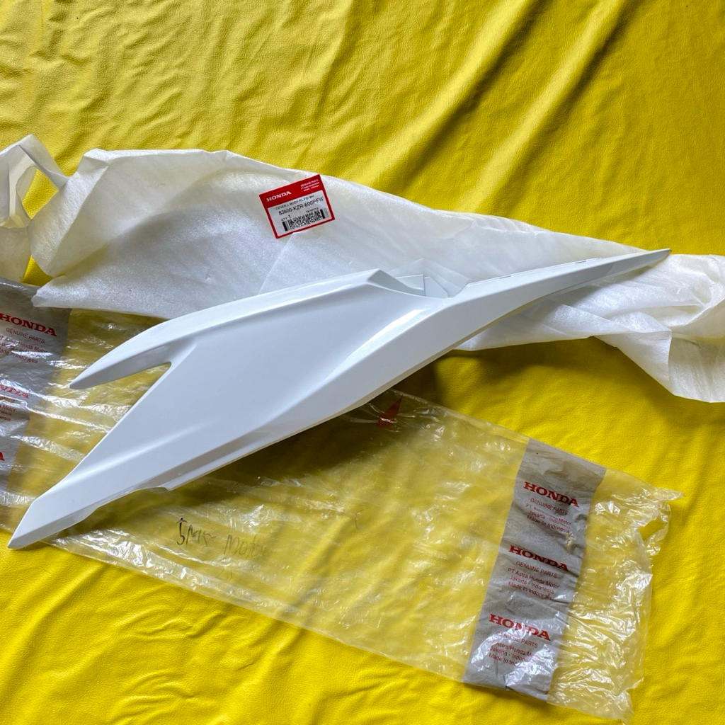 Cover body belakang KIRI Honda Vario 125 Old Vario techno PUTIH original AHM 83600-KZR-600PFW