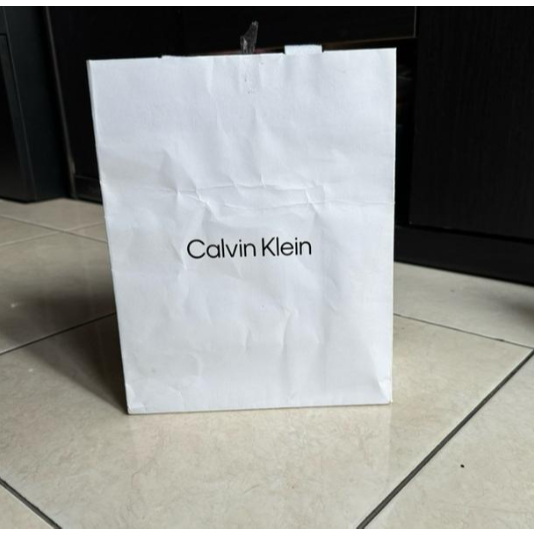 

Preloved Paper Bag ori Calvin Klein kondisi agak lecek