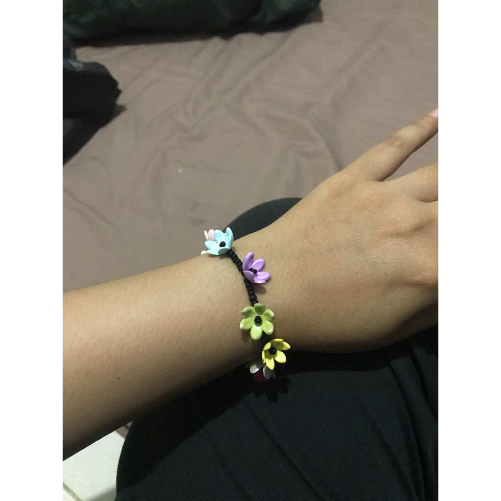 gelang manik hitam dan bunga