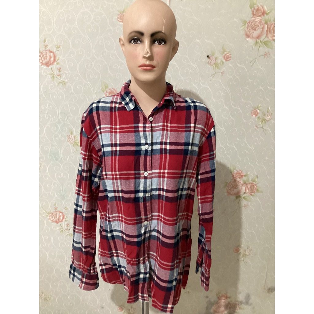 Kemeja Katun Wanita Motif Kotak-Kotak Merah Tangan Panjang Uniqlo