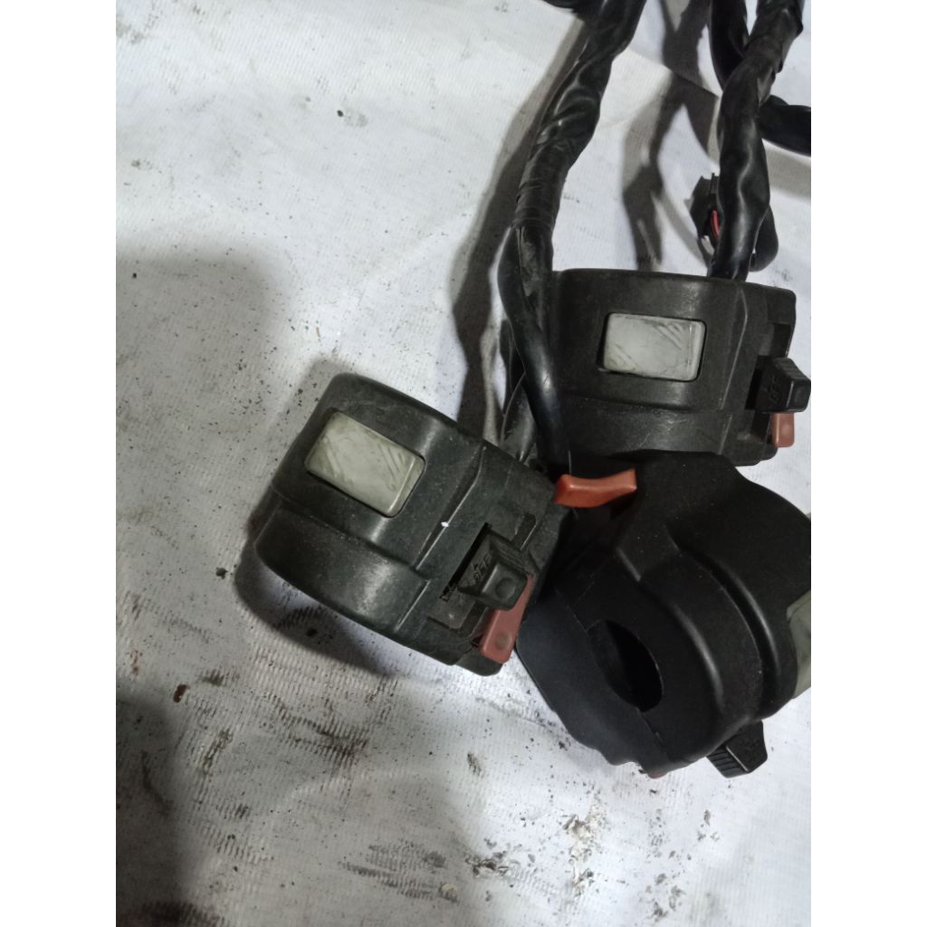 holder saklar kiri vixion new ori