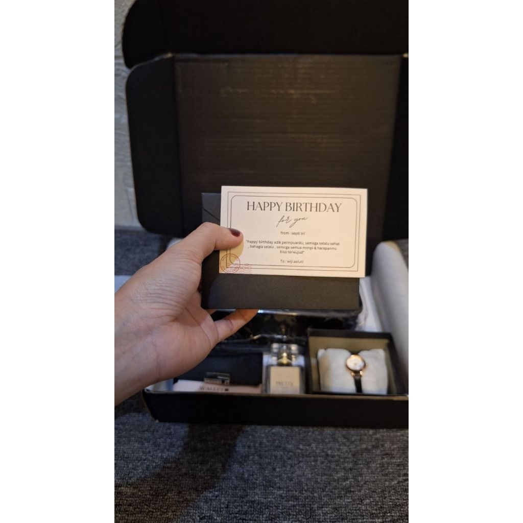 

GIFT BOX CEWE / HAMPERS / HADIAH ULANG TAUN