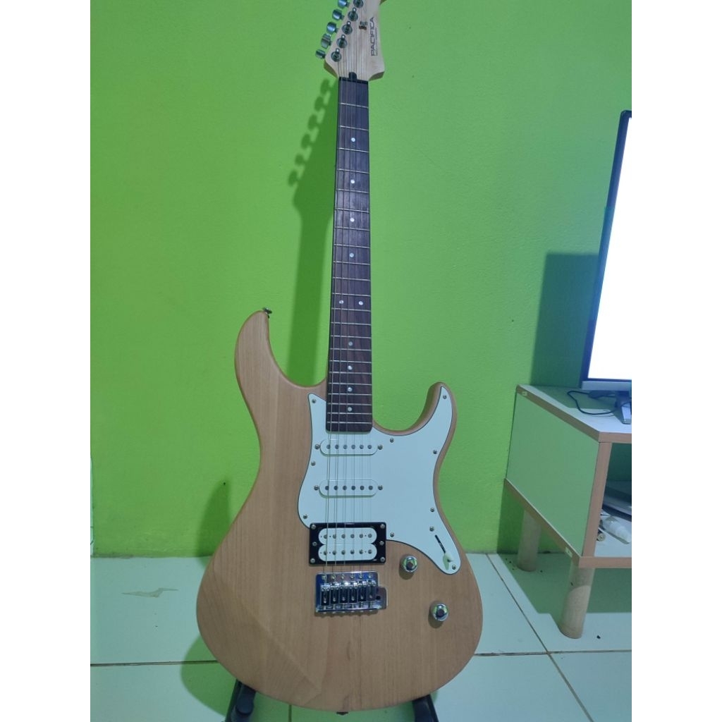 gitar yamaha pasifica lengkap