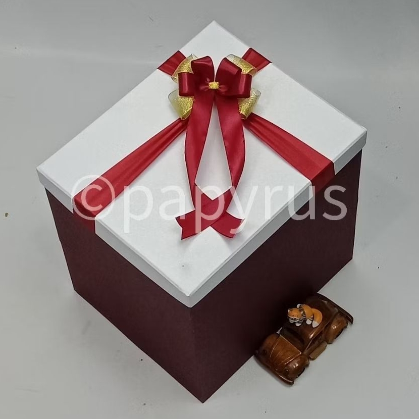 

PAPYRUS Kombinasi 25x30 Tinggi 30cm Kotak Kado Gift Box Hardbox Hampers Hadiah V2