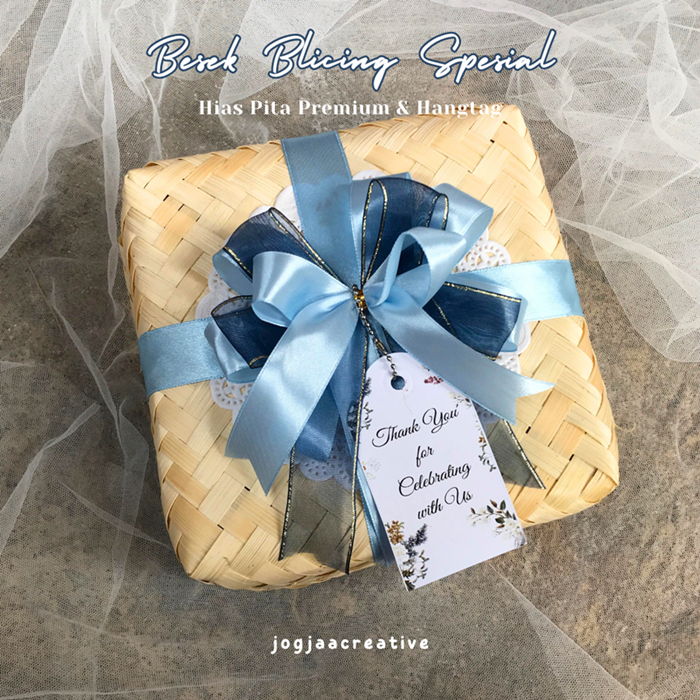 

BESEK BAMBU BLICING HIAS PITA SATIN PREMIUM DAN FREE KARTU UCAPAN/Besek Makanan/Besek Hampers/Kotak Kado Tradisional/Box Anyaman Bambu