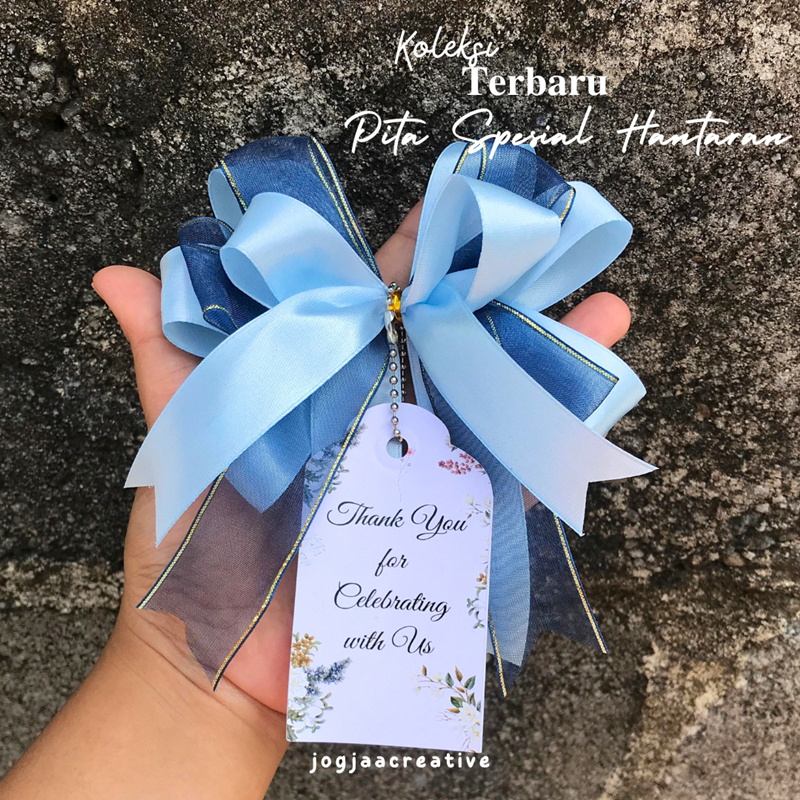 

PRODUK READY BANYAK PITA SATIN CANTIK PREMIUM FREE KARTU UCAPAN/ properti foto / pita kado / hiasan hampers / hantaran nikah / seserahan SIAP PAKAI SIAP TEMPEL/Pita Tempel/Pita Kado/Pita Ribbons