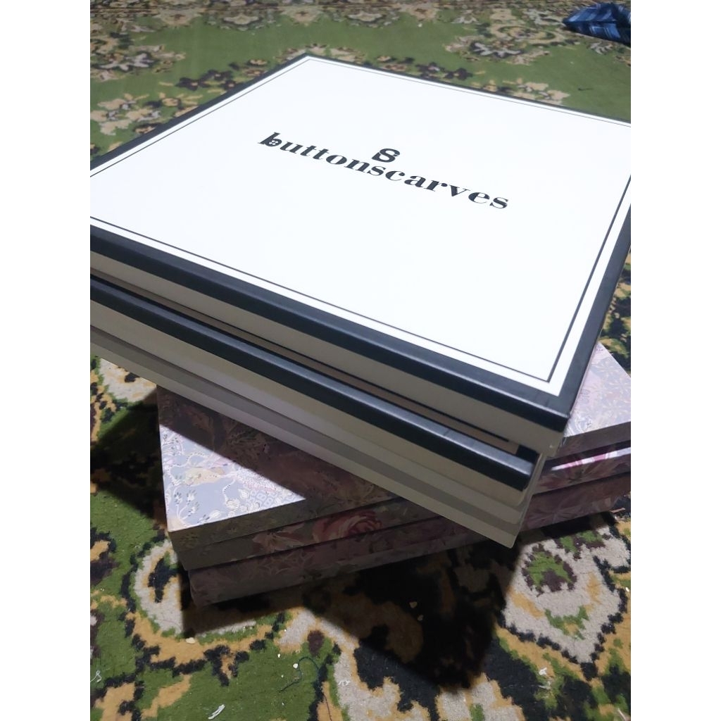 

Hard box hijab buttonscarves