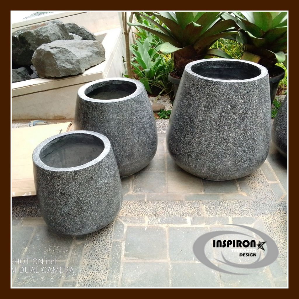 Inspiron Design Pot Teraso (terrazzo) Gendang Hitam Glossy Cocok untuk Halaman Rumah dengan Desain E