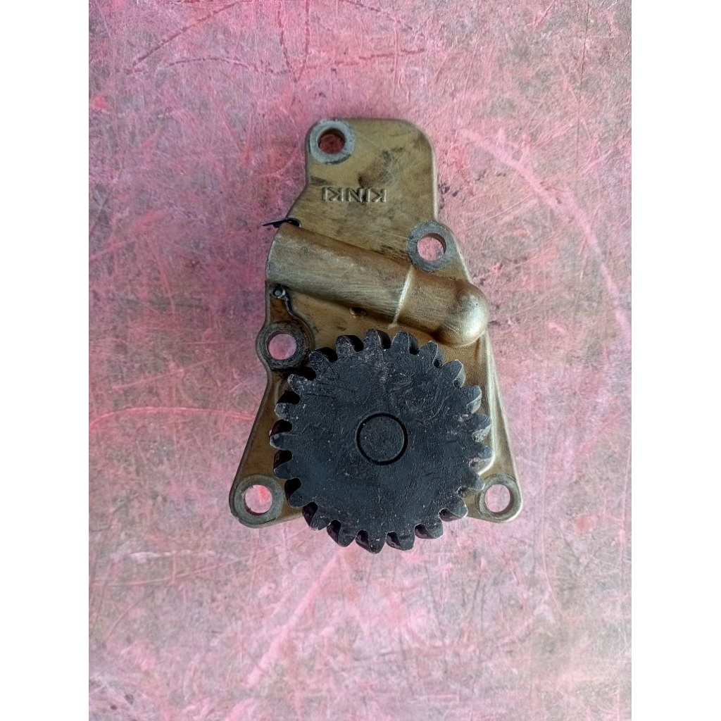 pergantian pompa oli mesin Komatsu GD511A