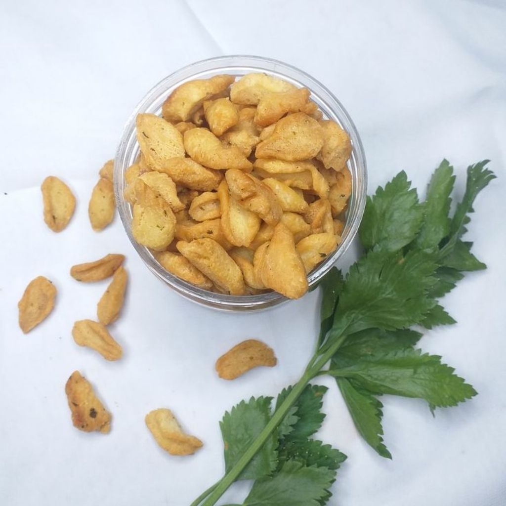 

Kue bawang renyah gurih