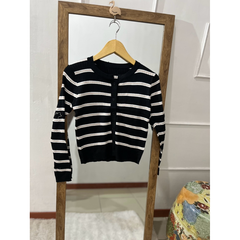 OFASHION Blouse Hitam Rajut Elegan Kerah Bordir Putih | Atasan Wanita Korea Look