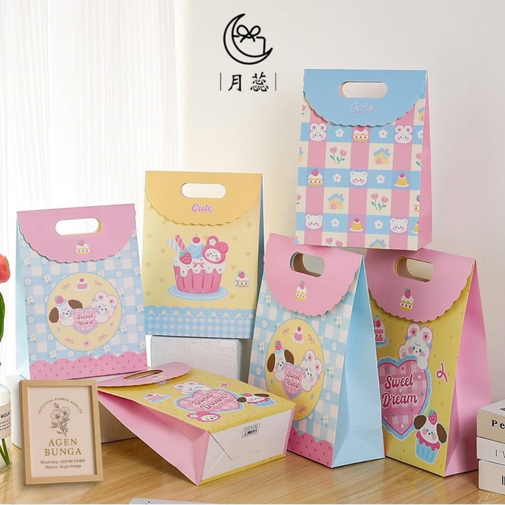 

Isi 12 PCS - Tas Kertas Lucu – Paperbag Goodie Bag Ulang Tahun Anak / Souvenir / Hampers – Motif Karakter Beruang & Cupcake Ukuran Besar 32x24x10 cm