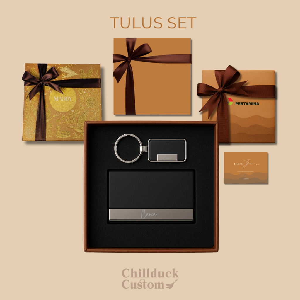 

Gift Set Tulus & Kasih set Card Holder & Stainless steel Keychain | Hardbox Eksklusif + Nama/Logo | Kado Ulang Tahun, Souvenir Perusahaan, Hadiah Wisuda, Corporate Gifting, Custom Greeting Card, Hadiah Onboarding Karyawan, Personal Branding Gift Set