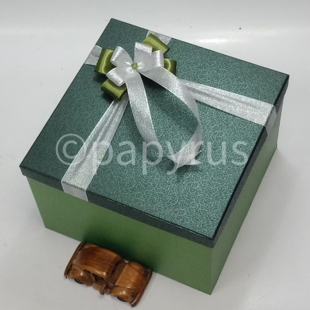 

PAPYRUS Kombinasi 30x30 Tinggi 20cm Kotak Kado Gift Box V2