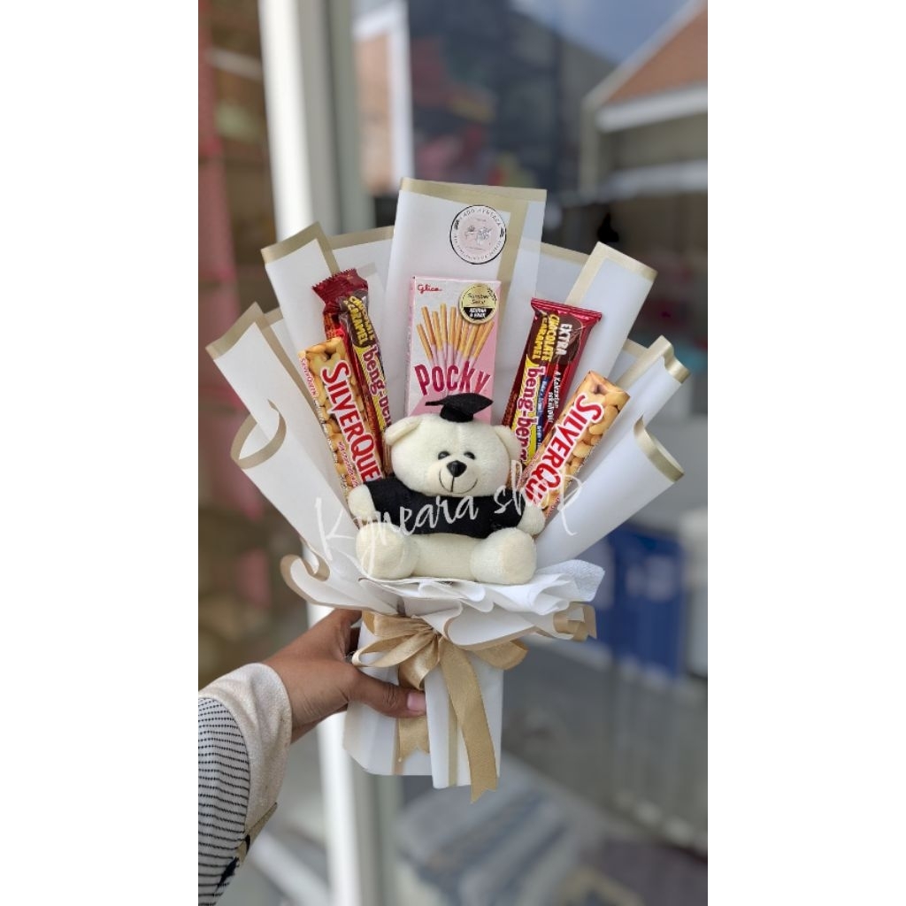 

buket boneka dan snack coklat silverqueen ,pocky dan beng - beng untuk kado ulangtahun / wisuda