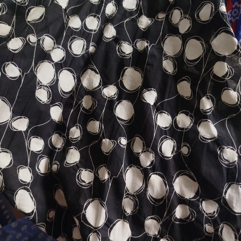 Kain Katun Kringkel Monokrom – Motif Garis Bulat Abstrak Hitam Putih - Bahan Kain Katun Kringkel Des