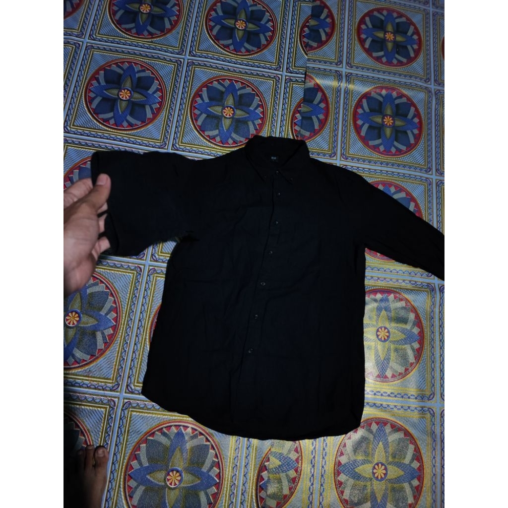 Kemeja hitam uniqlo ontag L