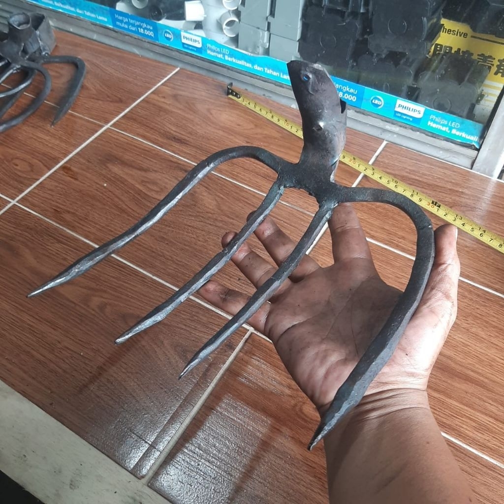 Cangkul garpu alat kebun , garukan sampah bahan baja tempa