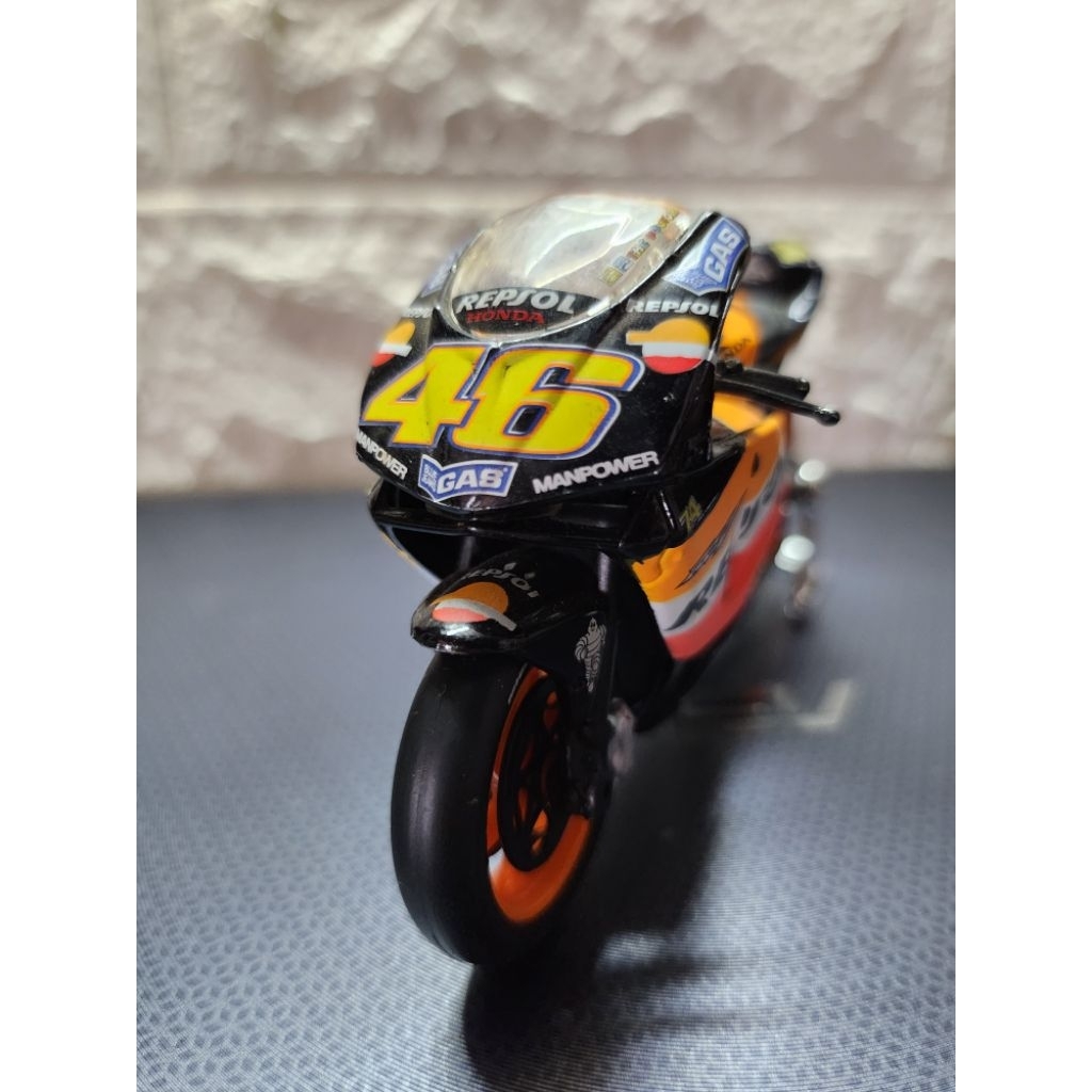 Diecast valentino rossi 2003 1:18