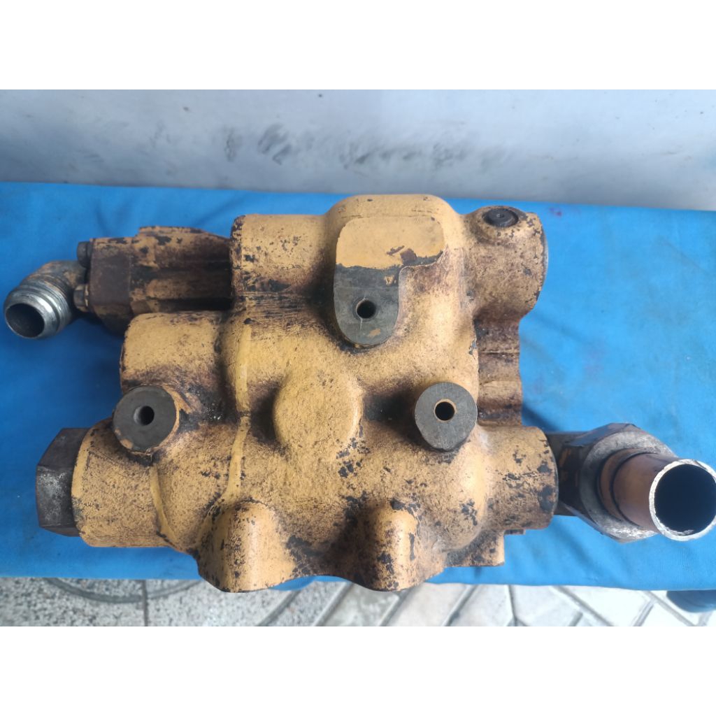 Directional control Valve sparepart loader Caterpillar 926E thn 2008 kondisi bekas siap pakai