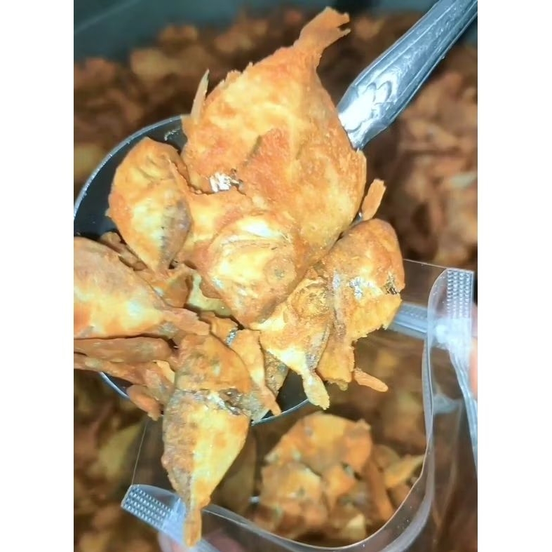 

Pepetek Ikan Asin Crispy. asin, gurih, renyah, extra daun jeruk. 150 gram