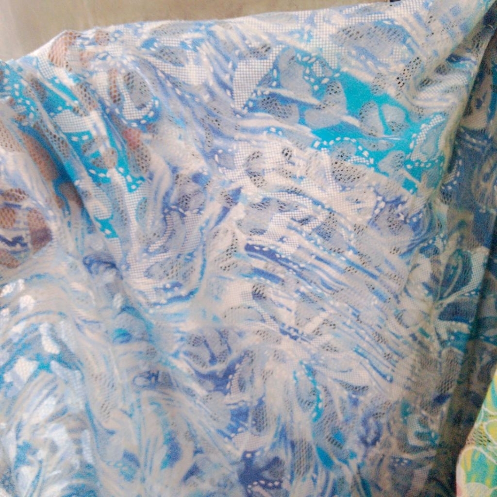 Kain Tile Motif Abstrak Biru Putih – Bahan Transparan Elegan untuk Gaun dan Kebaya - crt