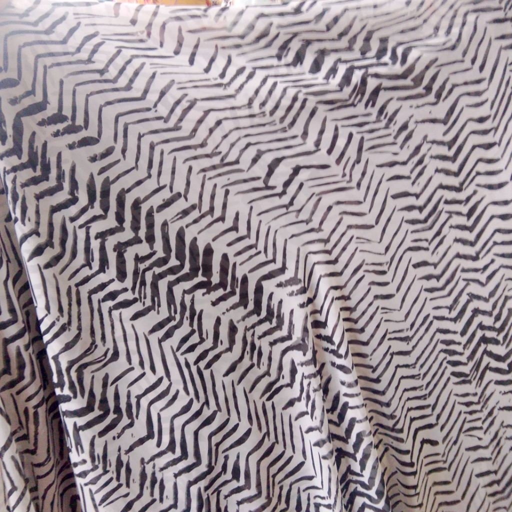 Kain Sifon Zigzag Hitam Putih – Bahan Adem, Jatuh, Cocok untuk Gamis & Blouse Modis - ajt