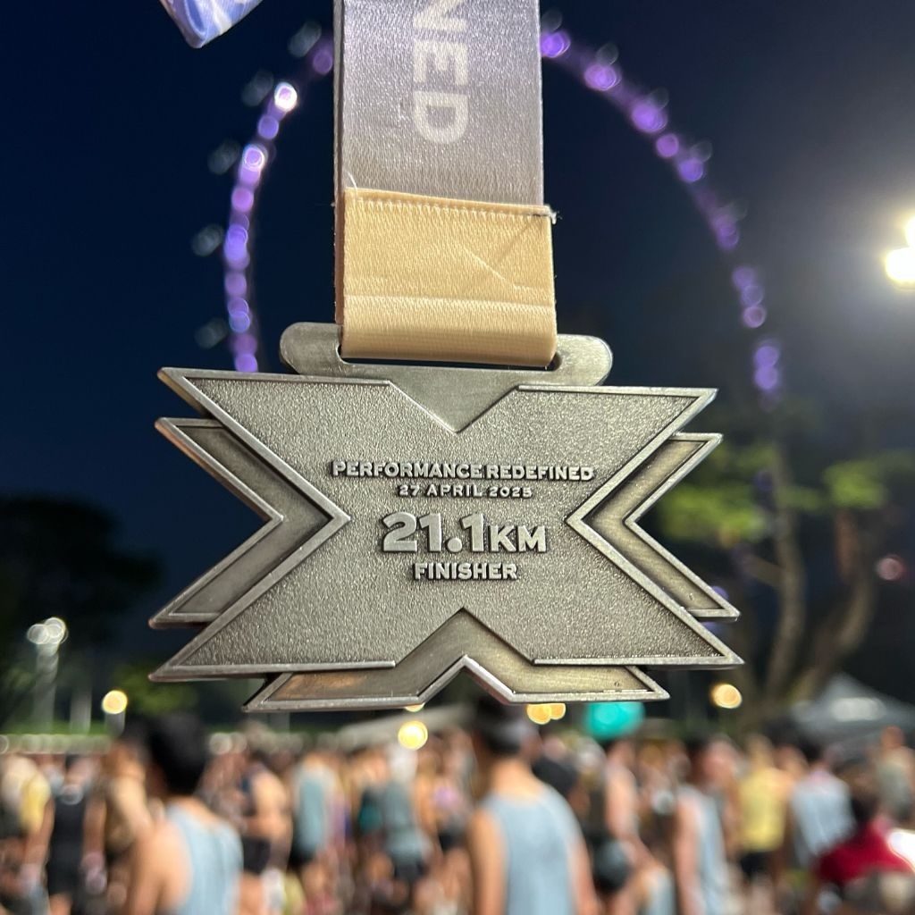 MEDALI FINISHER HALF MARATHON 2XU SINGAPORE COMPRESSION RUN 2025