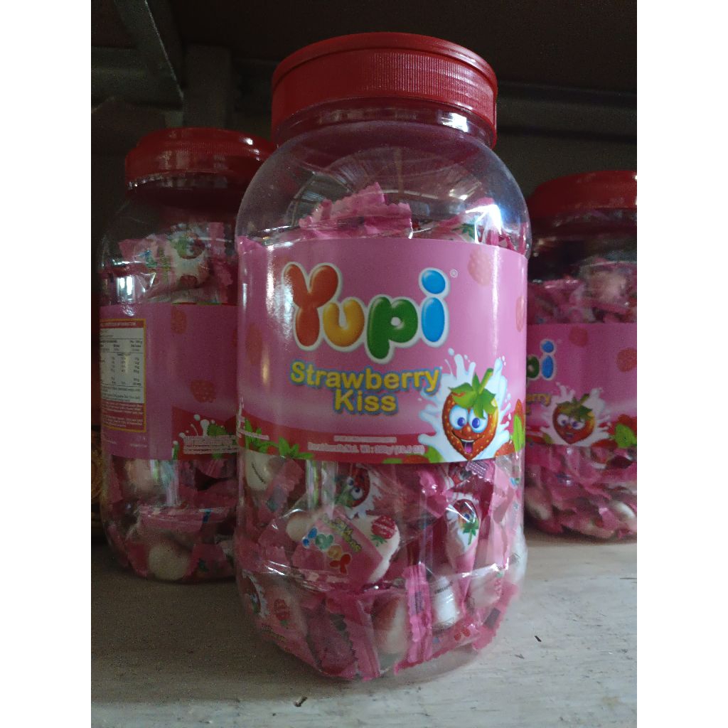 

PERMEN YUPI STRAWBERRY KISS JAR 1 TOPLES