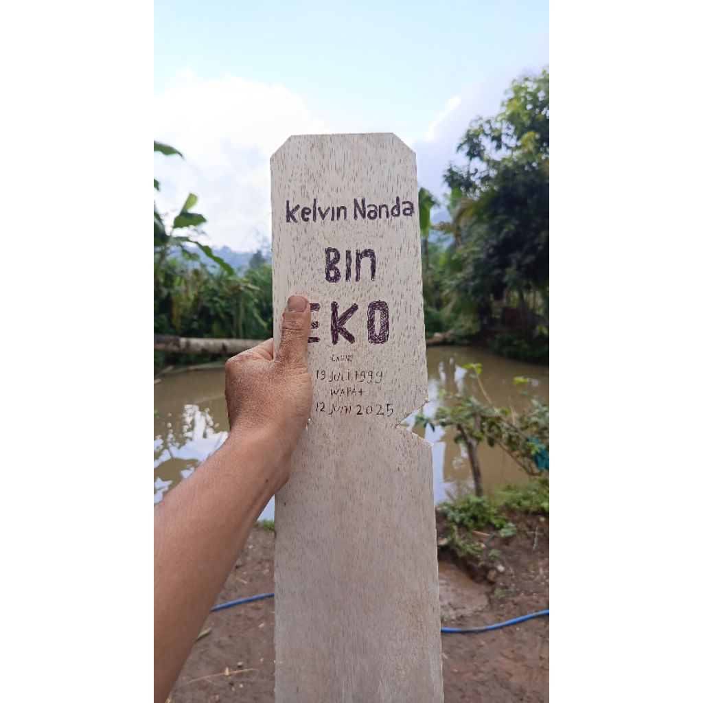 papan nisan kayu Tulisan dan polos