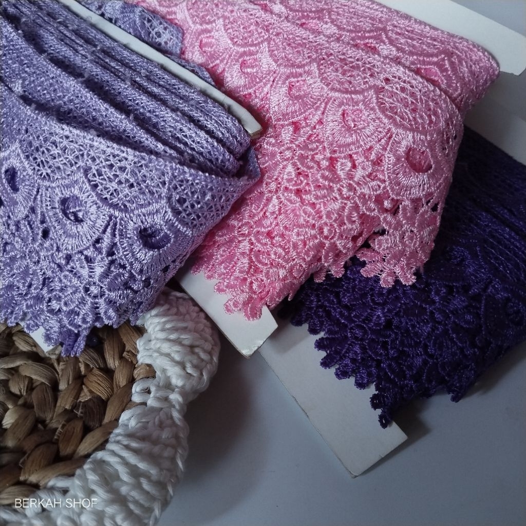 Renda Gyper (setengah meter)