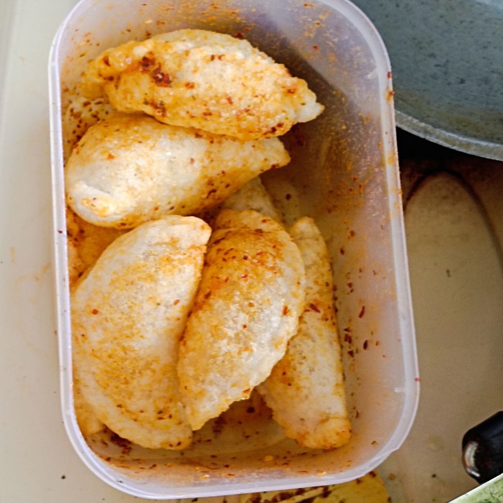 

cireng isi ayam suwir, jando, keju, baso