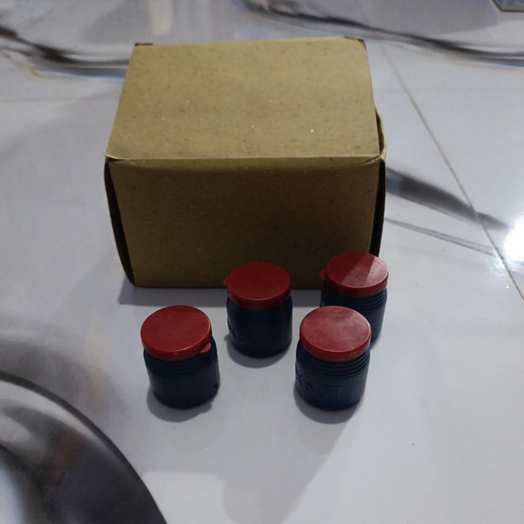 

(1 box isi 24) lem glukol kecil/gluko mini Rp. 1500