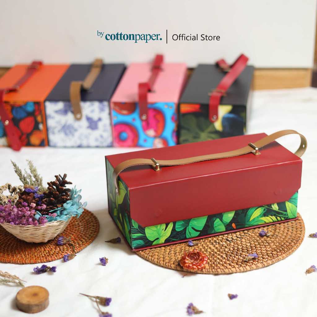 

by Cotton Paper - Kotak Kado Jinjing Motif Size 28x13x9cm