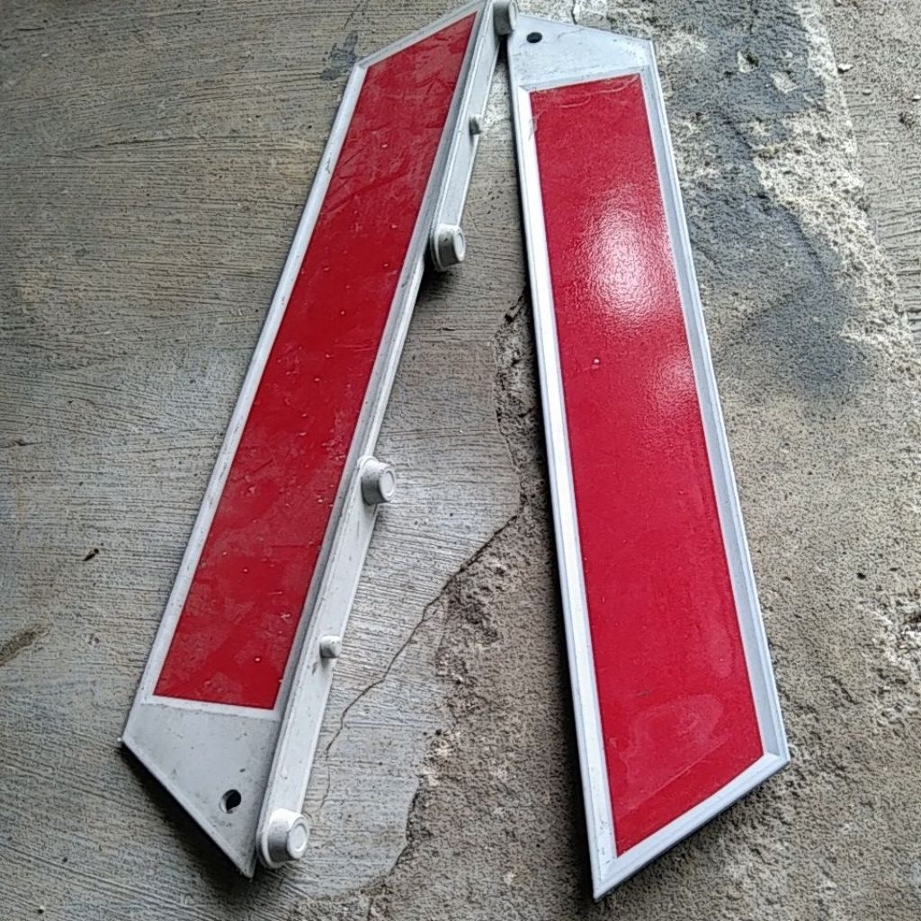 Segitiga pengaman mobil segitiga  emergency