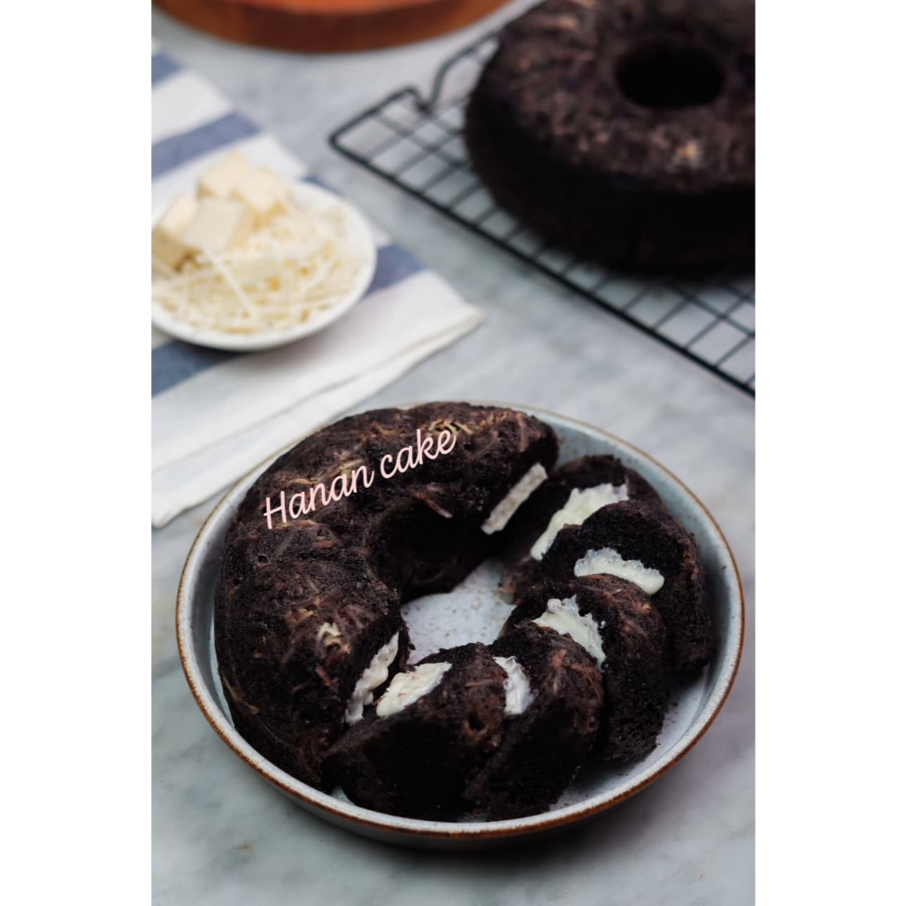 

Bolu Ketan Hitam Keju Melted - Hanan Cake Official Seller