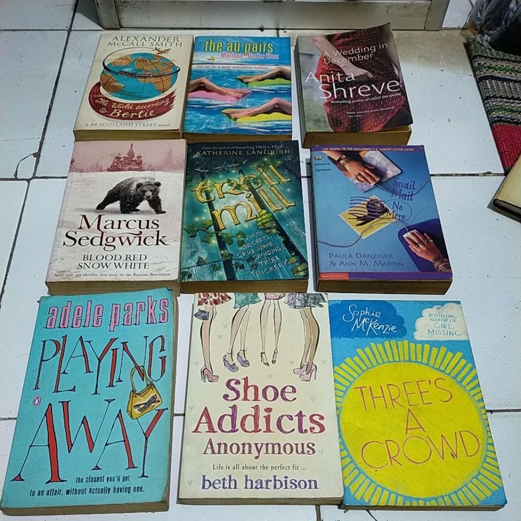 Komik kumpulan Novel import  The world according to Bertie. The au pairs . A wedding December. Marcu