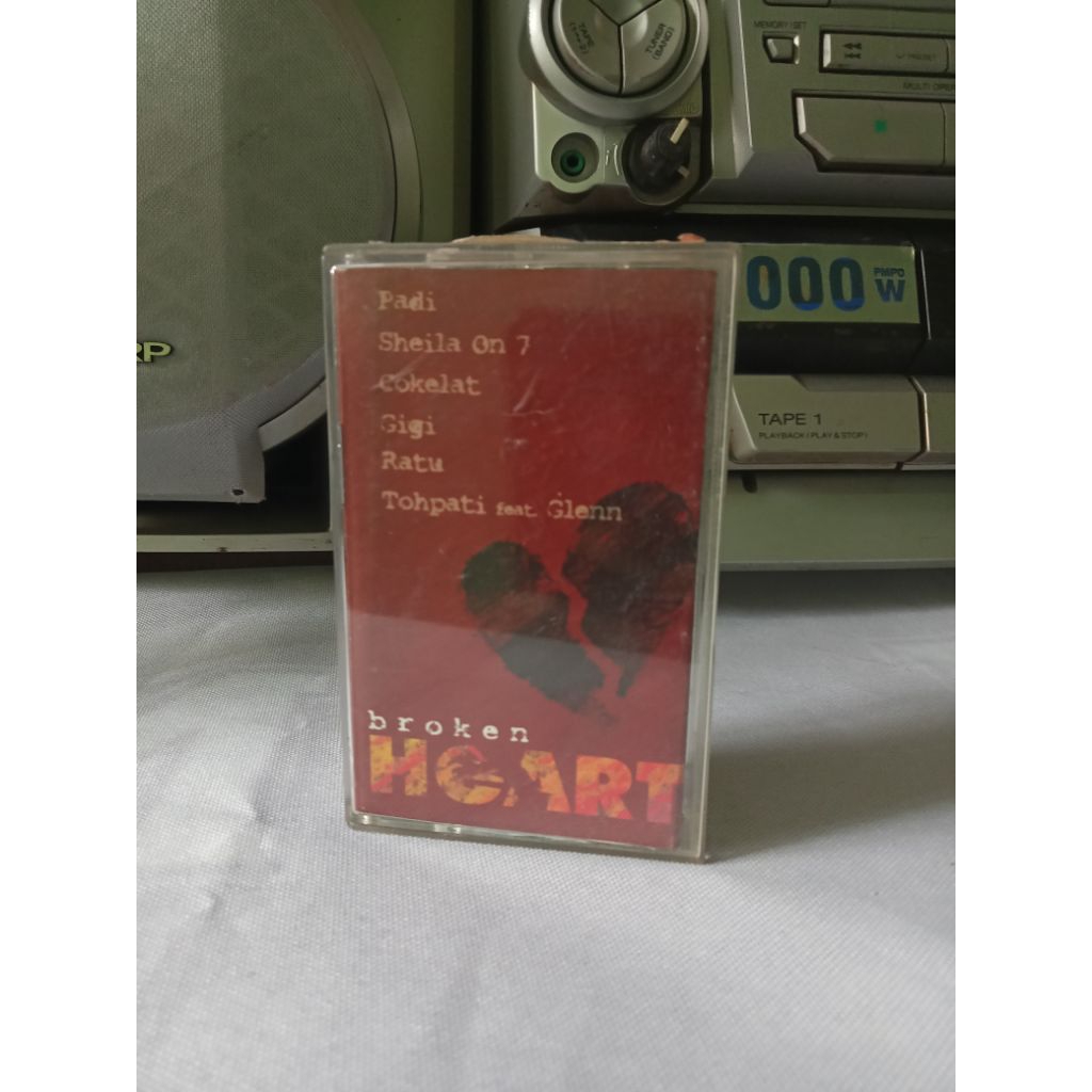 Kaset pita kompilasi Broken Heart