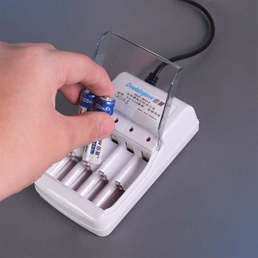 Charger Baterai Rechargable 4 Slot AA AAA