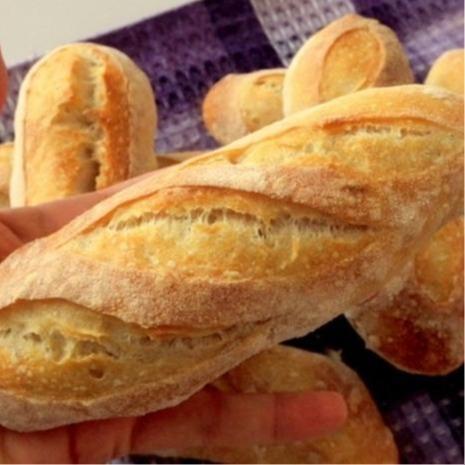 

Original crispy French Mini Baguettes 15 cm in packs of 6 or 8 mini's