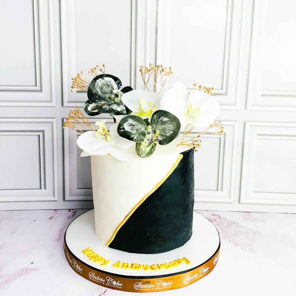 

Kue Ulang Tahun/Birthday Cake/Kue Ultah tema Flower anggrek Black and White/Kue Birthday Jakarta