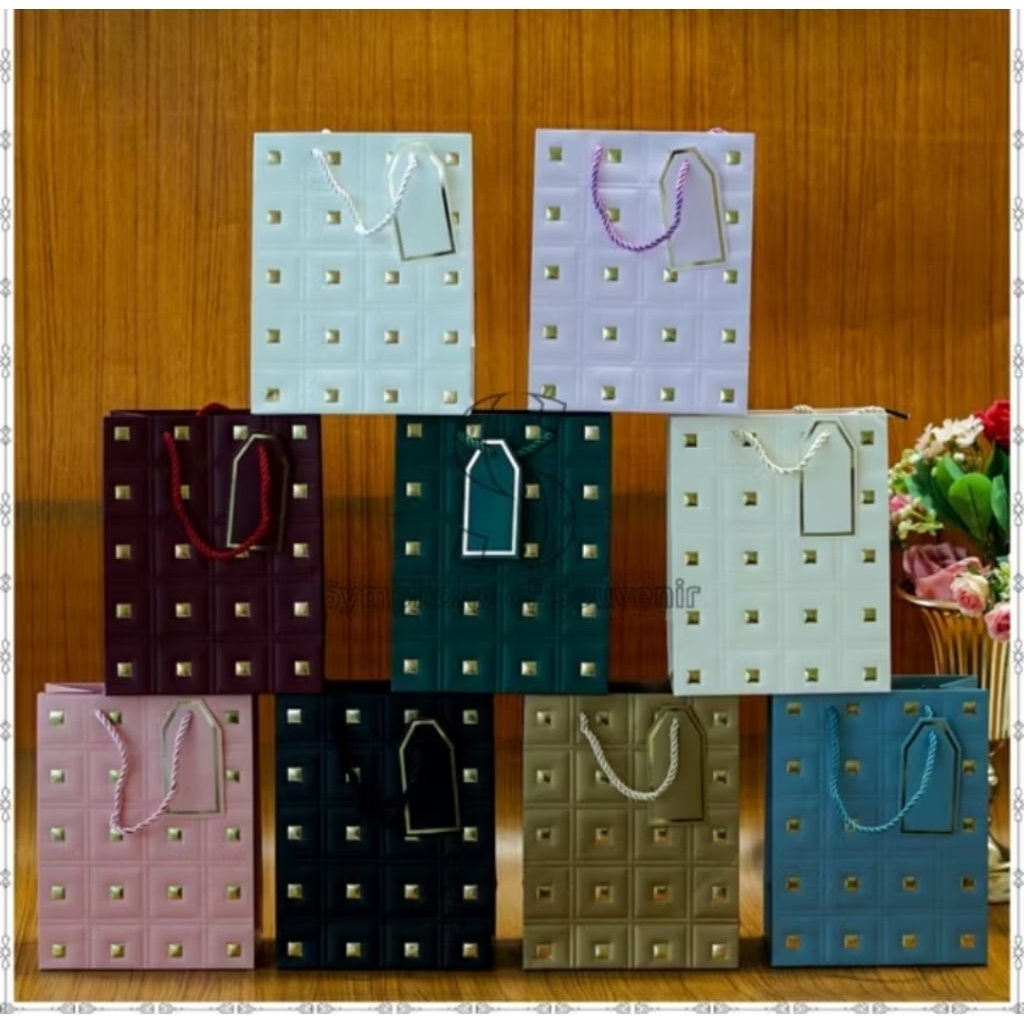 

Paperbag Vertical Polkadot Motif Mewah cocok untuk hadiah / gift / dipakai sendiri