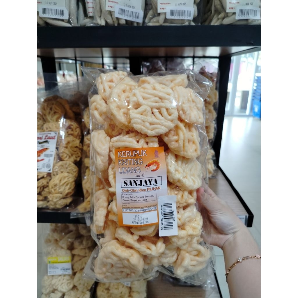 

Kerupuk udang Khas Bangka cap Sanjaya