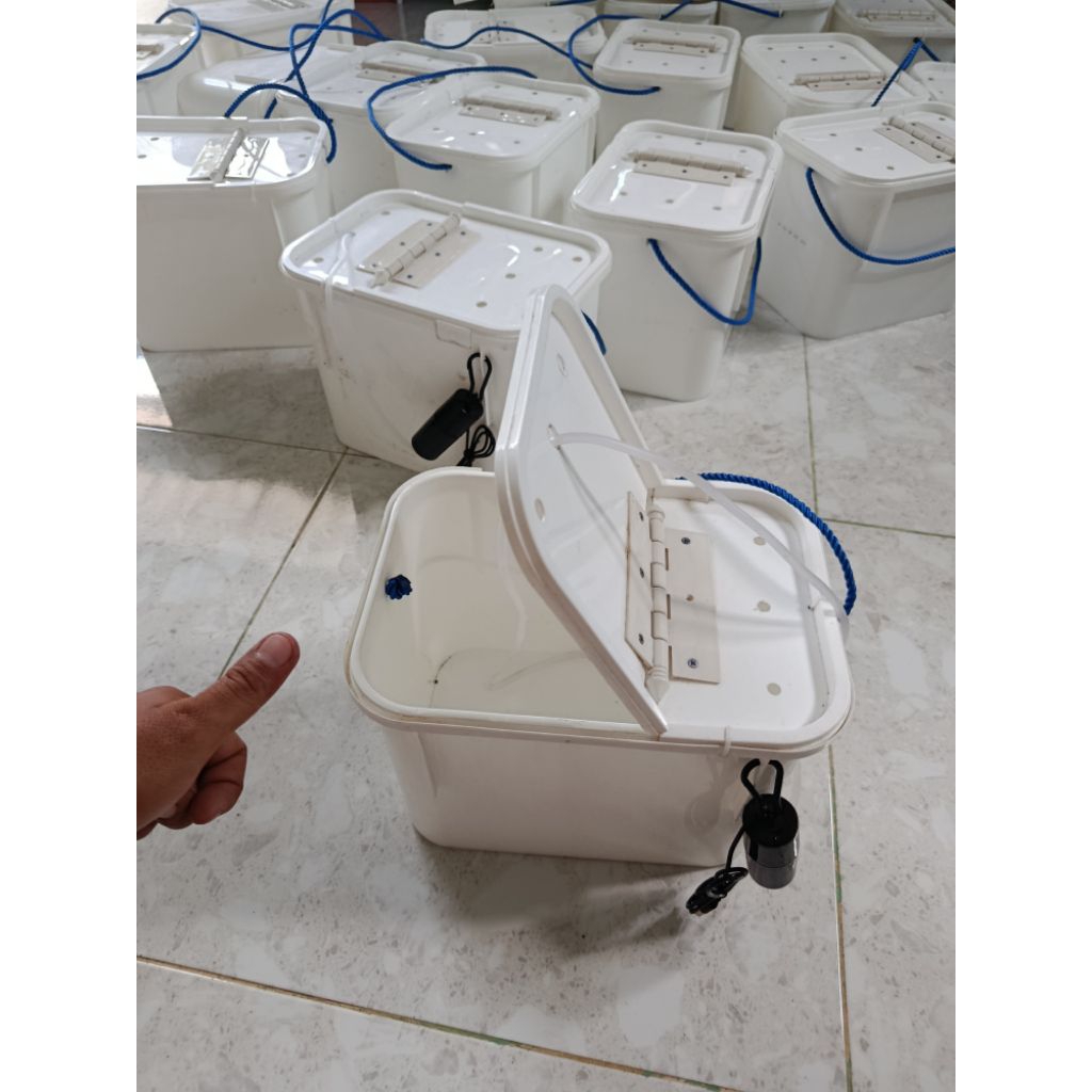 TEMPAT/BOX/WADAH UMPAN UDANG DAN IKAN HIDUP UNTUK MANCING PLUS AERATOR USB UKURAN 8 LITER