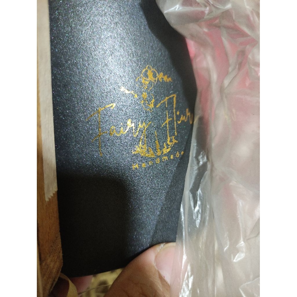 

tambahan emboss merek di bloombox