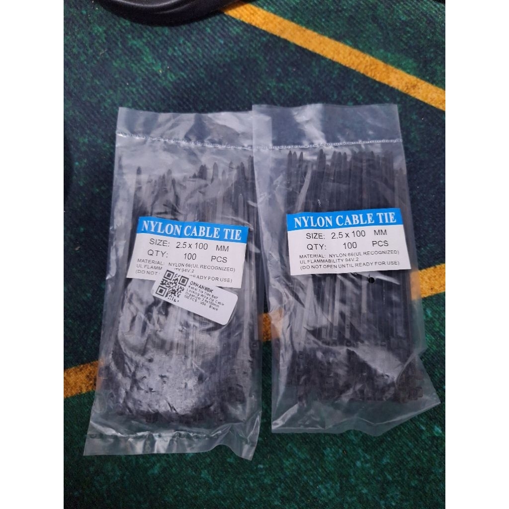 

Kabel ties tis ukuran 2.5 x100cm isi 100 x 2 ( 2pcs)