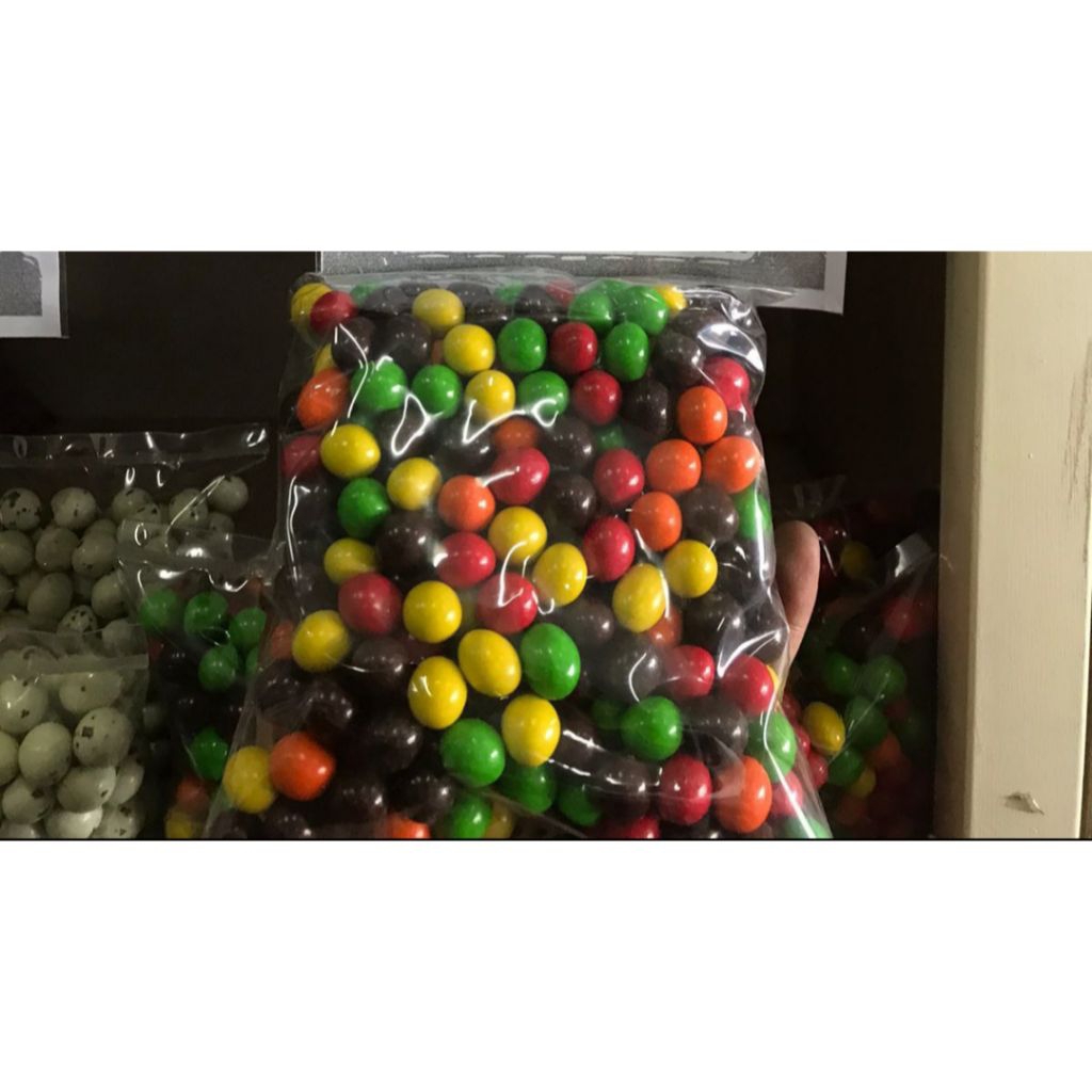 

COKELAT LAGIE CHOCOBALL FEBY 500GR ISI KACANG MANIS ENAK LEZAT CEMILAN