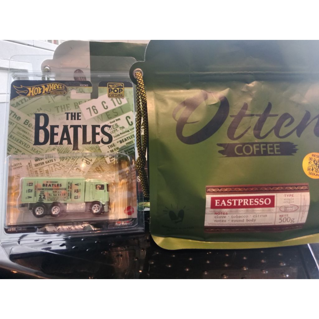 HOTWHEELS HIWAY HAULER THE BEATLES PREMIUM