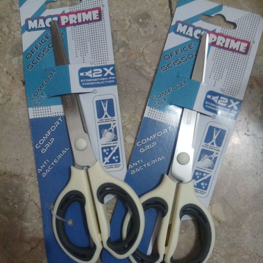 

gunting besar 8.5" merk macs super tajam,awet.