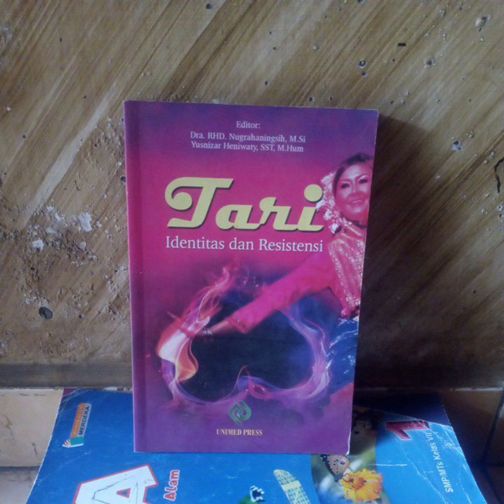 Tari Identitas & Resistensi oleh Dra RHD Nugrahaningsih Unimed press